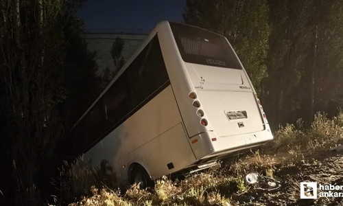 Mamak'ta otomobil ile servis aracı çarpıştı: 8 yaralı