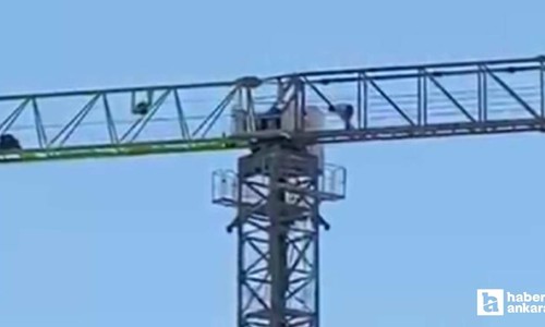 Altındağ'da bir vinç operatörü 40 metre yükseklikte namaz kılıp çalışmaya devam etti