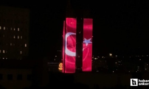 Ankara'da tarihi zirve öncesi NATO üyesi ülkelerin bayrakları bir binaya yansıtıldı
