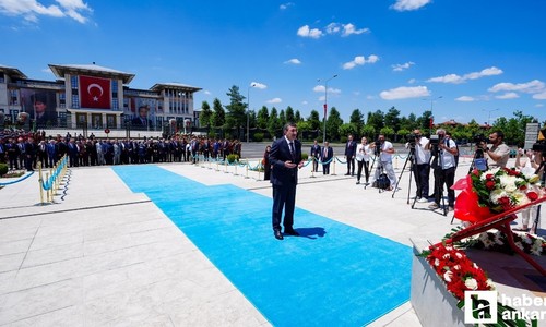 Cumhurbaşkanı Yardımcısı Cevdet Yılmaz, 15 Temmuz Anıtı'na çelenk sundu
