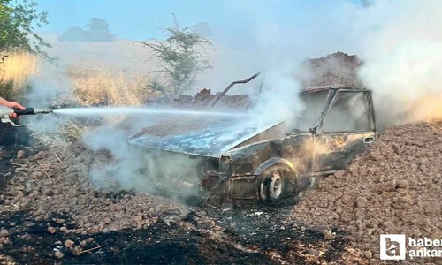 Güdül'de park halindeki otomobil çıkan yangında kullanılamaz hale geldi
