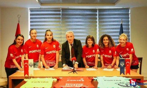 Ankara’nın şampiyon Kadın futbol Takımı ABB Fomget, yeni transferlerine toplu imza töreni düzenledi