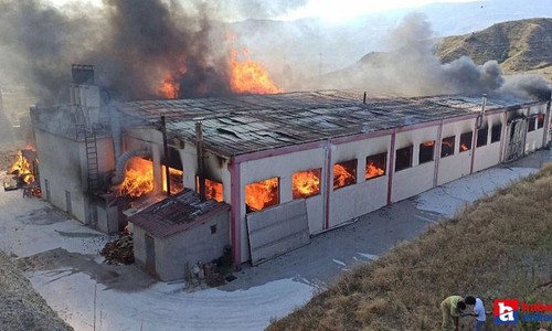 Kastamonu'da kapı fabrikasında yangın! Ekipler müdahale ediyor
