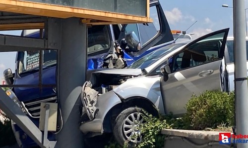 Ankara'da AVM girişinde iki araç reklam direğine çarptı! 7 kişi yaralandı