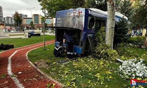 Ankara'da korkutan kaza! EGO otobüsü Gaziler Parkı'na girdi