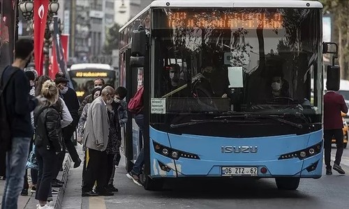 Ankara'da otobüste iki öğrenci arasında kavga çıktı! Şoför otobüsten attı