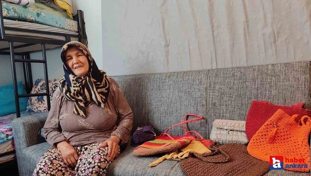 Depremzede kadın örgü örerek hayata tutundu