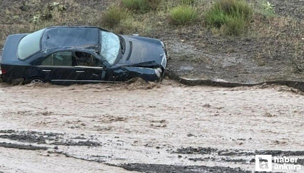 Ankara Polatlı'da sele kapılan otomobil tarlaya sürüklendi