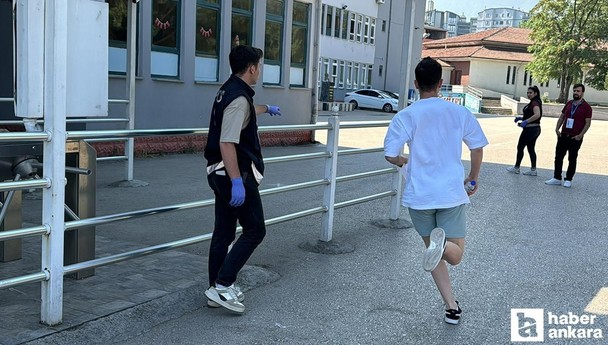 Ankara'da YKS'ye geç kalan öğrencilerin yardımına polis ekipleri yetişti