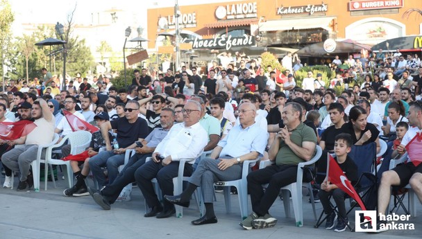 Yenimahalle Belediye Başkanı Fethi Yaşar vatandaşların milli maç heyecanına ortak oldu