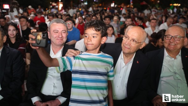 Yenimahalle Belediye Başkanı Fethi Yaşar Türkiye Çekya maçını vatandaşlar ile beraber izledi
