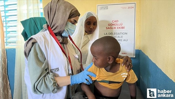 Türk doktor Afrikalı çocuklara şifa dağıtıyor