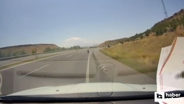 Kırşehir’de seyir halindeki bir otomobilin lastiği yola fırladı!