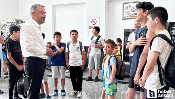 Pursaklar Belediye Başkanı Ertuğrul Çetin yüzme kursuna katılan gençleri ziyaret etti