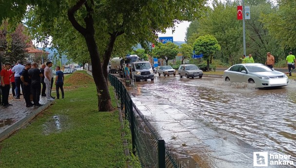 Ankara'da kısa süreli sağanak yağış hayatı olumsuz etkiledi