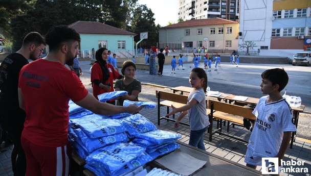 Pursaklar Belediyesi gençlerin daha rahat spor yapması için kıyafet hediye etti