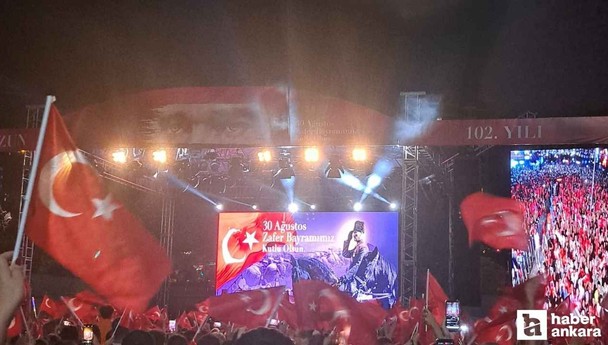 Etimesgut Belediyesi 30 Ağustos Haluk Levent konserinde büyük coşku