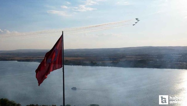 Türk Yıldızları, 30 Ağustos Zafer Bayramı Mogan Gölü gösteri uçuşunu gerçekleştirdi