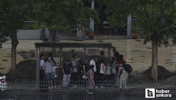 Ankara'da aniden bastıran yağış günlük hayatı olumsuz etkiledi
