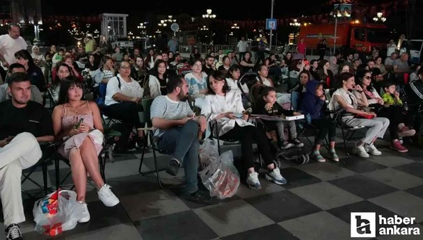 Keçiören Belediyesi'nde açık hava sinema keyfi sürüyor