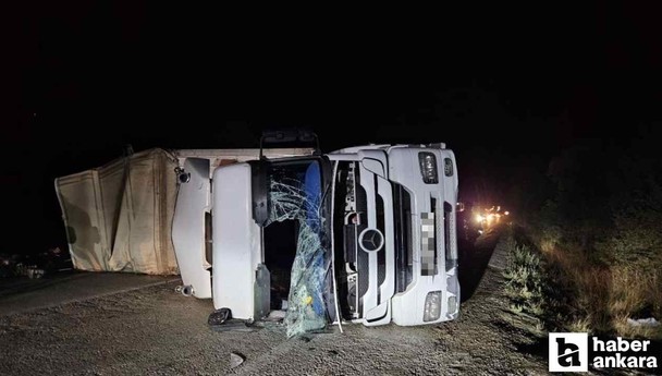 Ankara Beypazarı'ndan yola çıkan maden suyu yüklü TIR kaza yaptı