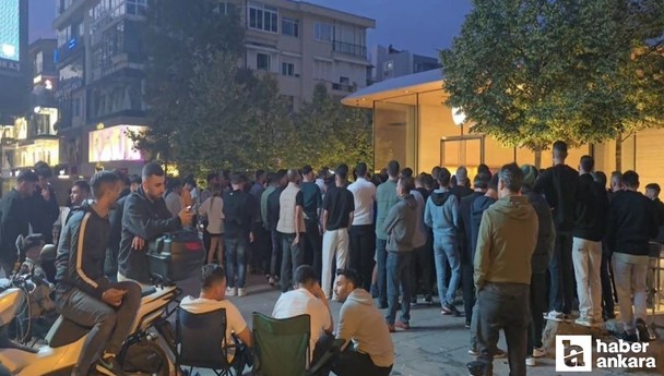 iPhone 16 alabilmek için geceden kuyruğa girdiler!
