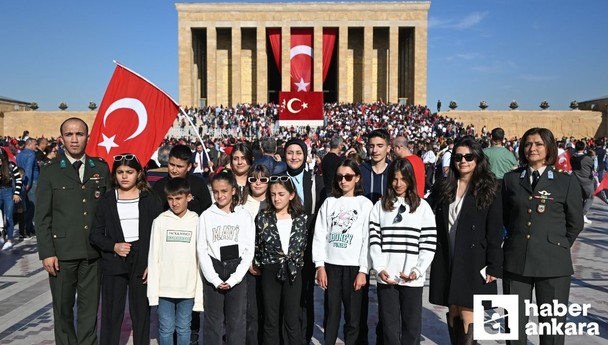 Bakan Güler’in davet ettiği 10 öğrenci Hakkari’den Anıtkabir’e geldi