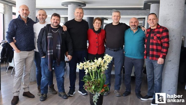 Ankara'da 40 yıl sonra öğretmenlerine sürpriz yaptılar