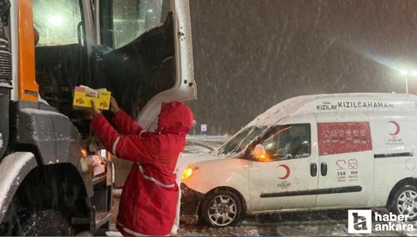 Kızılcahamam'da kar esareti yaşayanlara Kızılay'dan çay ikramı