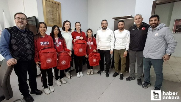 Beypazarı'nda altın madalya kazanan atletlere başarı ödülü!