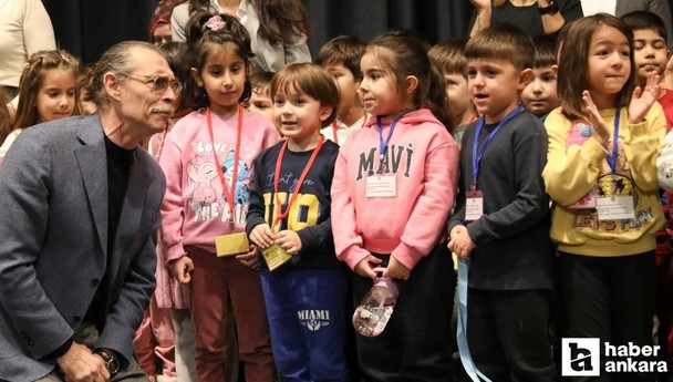 Etimesgut Belediye Başkanı Beşikçioğlu tiyatro sahnesinde minikleri ağırladı