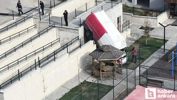 Sincan’da el freninin çekilmediği kargo aracı çocuk parkına düştü
