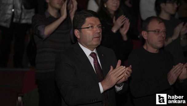 Bakan Yılmaz Tunç'tan Ankara Devlet Tiyatrosu'nun "12 Öfkeli" oyununa tam puan