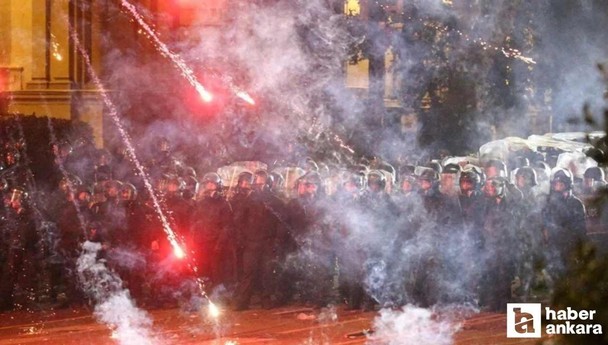 Gürcistan'da protestoculardan parlamento binasına saldırı!