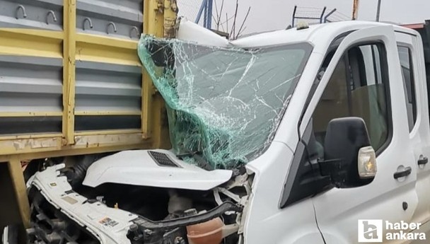 Çankırı’da seyir halindeki tırın dorsesine çarpan kamyonet sürücüsü yaralandı