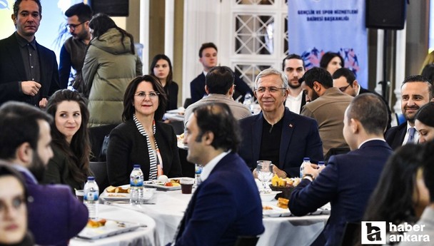 Mansur Yavaş "Gençlikle Gelecek” programında genç avukatlarla bir araya geldi