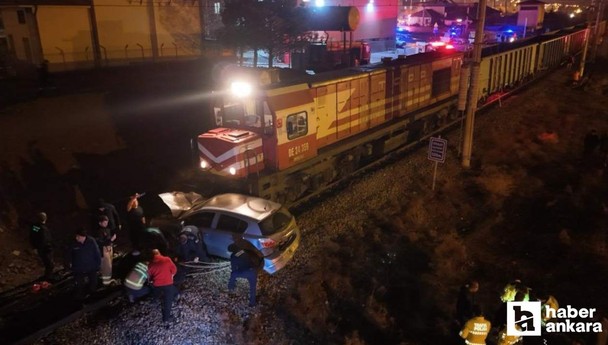 Kırıkkale'de trenin önünde kalan otomobil hurdaya döndü
