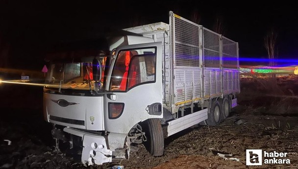 Çorum'da kamyon önce karşı şeride geçti! Sonra tarlaya uçtu!