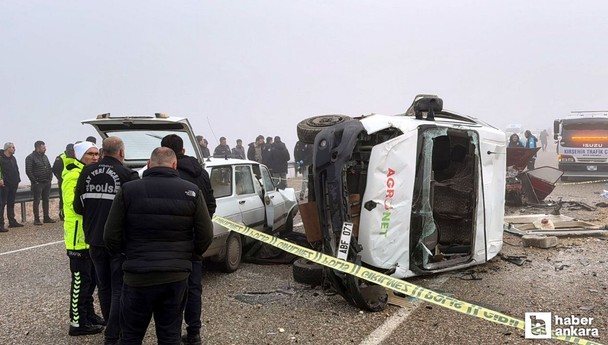 Kırşehir'de işçi servisi otomobillerle çarpıştı: 3 ölü