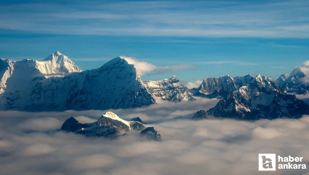 Everest manzarası! Türk yönetmen, dünyanın en yüksek dağını uçaktan görüntüledi