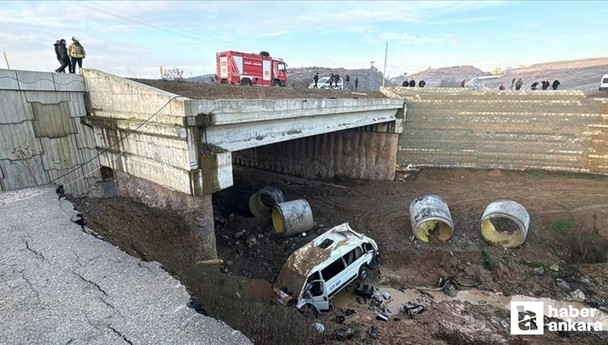 Tuzla'da servis minibüsü şarampole devrildi, kazada 16 kişi yaralandı