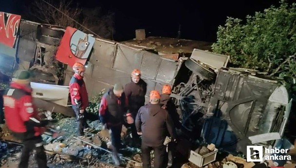 Antalya'da yolcu otobüsü şarampole devrildi: Kazada 33 kişi yaralandı
