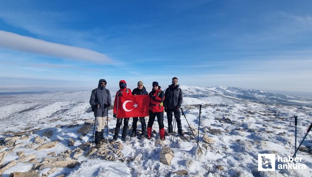 Kındam Dağı'nda Türk bayrağı dalgalandı! Kırşehirli dağcılar zirveye tırmandı
