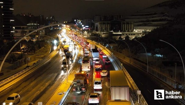 Ankara Çankaya'da kaza nedeniyle uzun araç kuyruğu oluştu