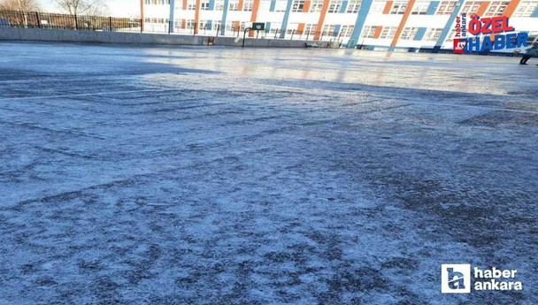 Çankaya'da okul bahçesi buz pistine döndü, veliler bahçeyi tuzladı