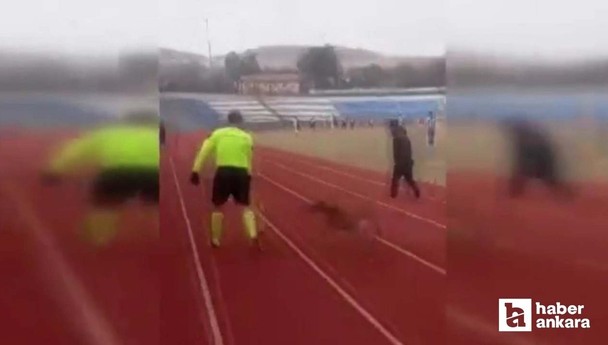 Ankara Beypazarı’nda maçta sahaya giren köpeği yan hakem bayrak sallayarak çıkardı