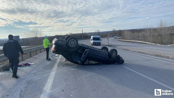 Çorum'da köpeğe çarpmamak için manevra yapan araç takla attı!
