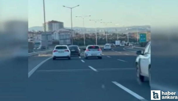 Ankara’da iki sürücü seyir halinde kavga ederek trafiği tehlikeye attılar