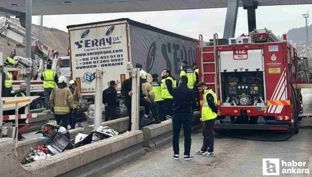 Pendik gişelerde otomobil tıra çarptı: Çok sayıda kişi öldü