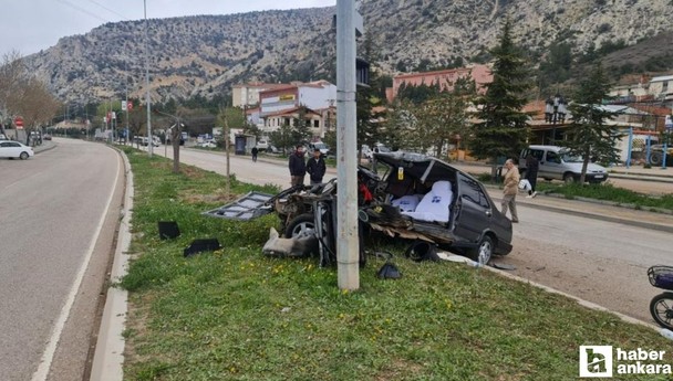 Ankara Nallıhan'da akıl almaz kaza: Tofaş araç ikiye bölündü